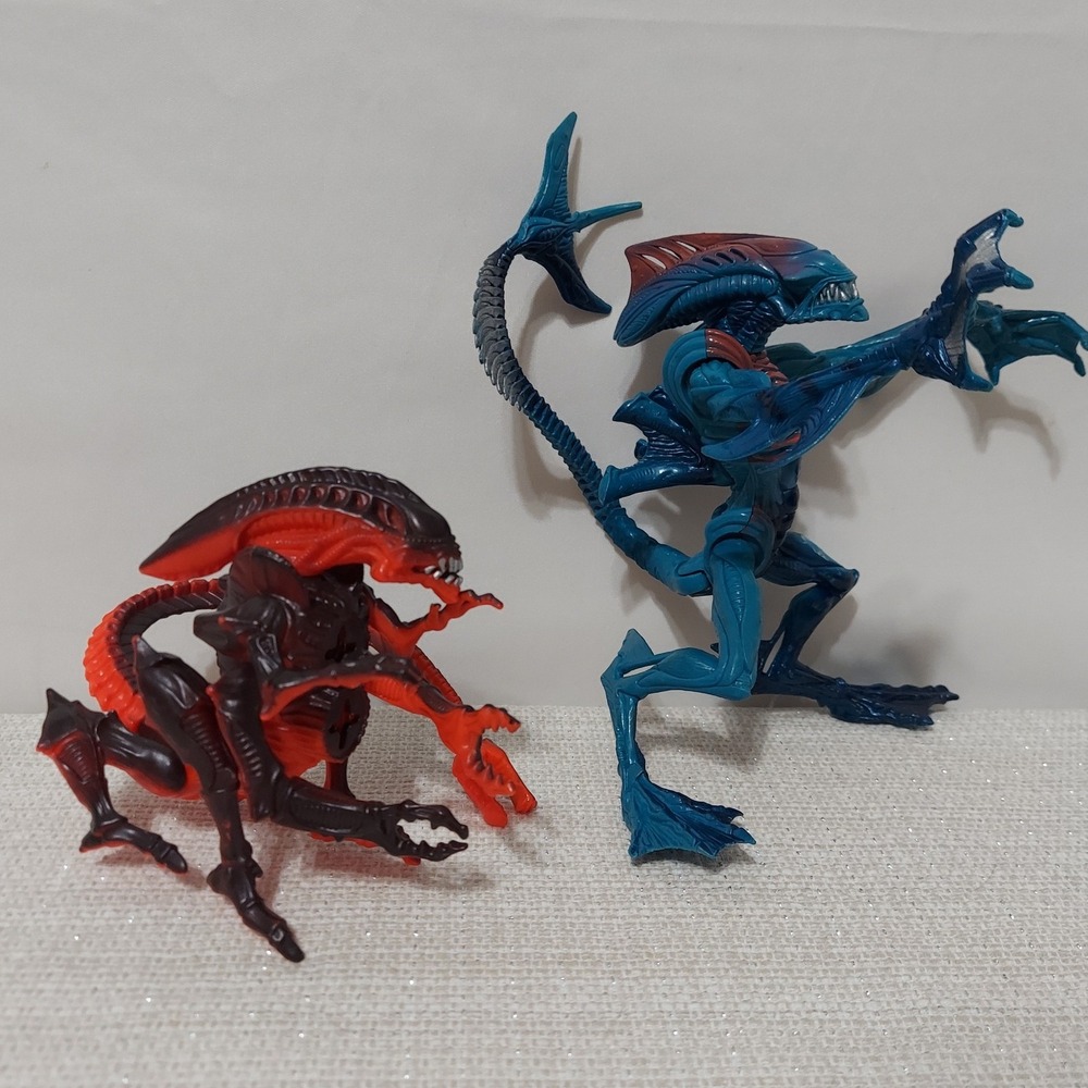 Vintage Kenner Aliens Action Figures Killer Crab and Aqua Alien 1990s